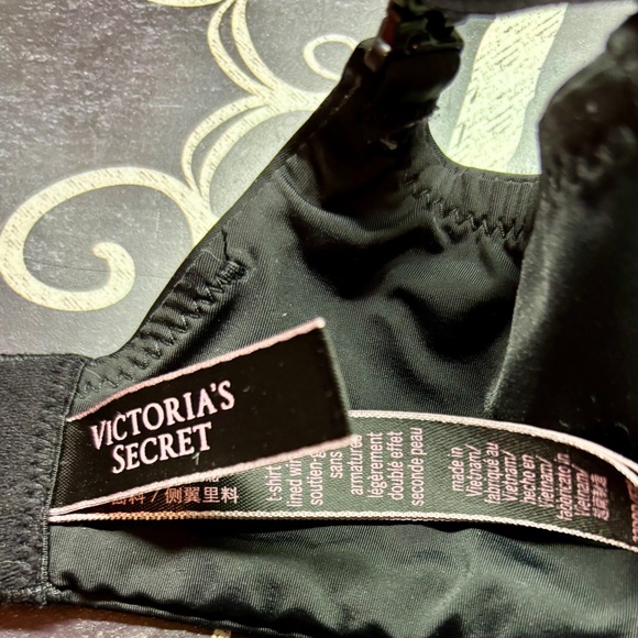Black Voctorias Secret T-shirt Bra - Picture 6 of 7